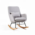 Fauteuil à bascule en tissu gris avec coussin et structure en bois 85 x 75 x 100cm